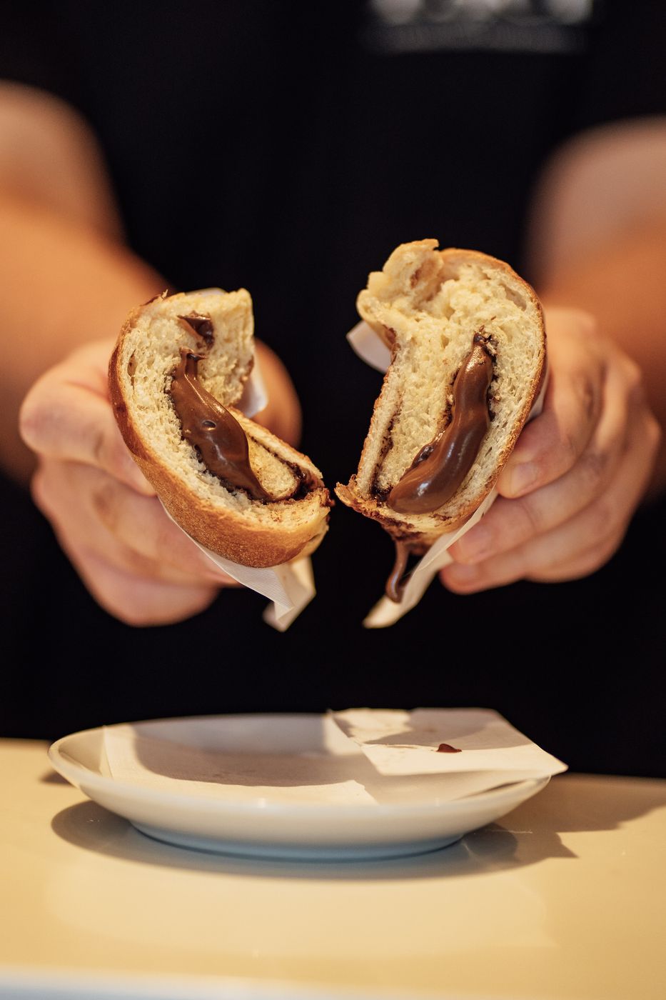 Cornetto artigianale del Caffè Pace, spaccato a mostrare la sfoglia