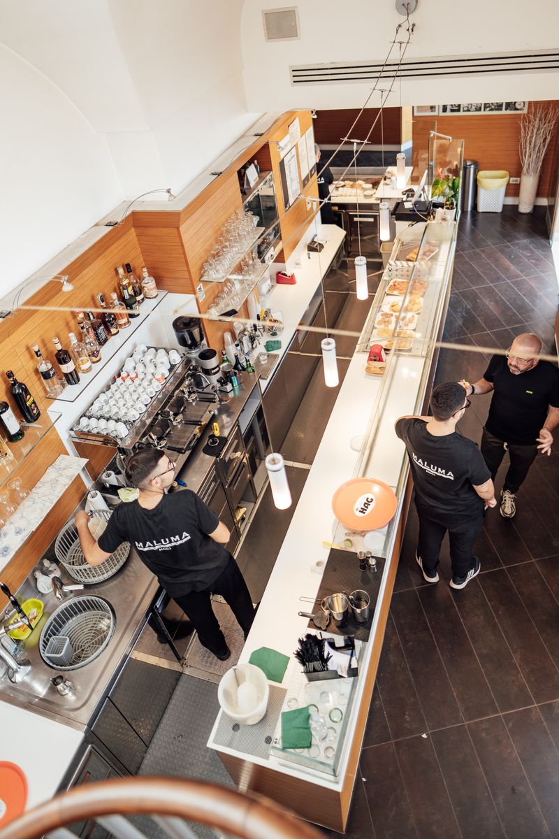 Interno del Caffè Pace, la vetrina dei dolci