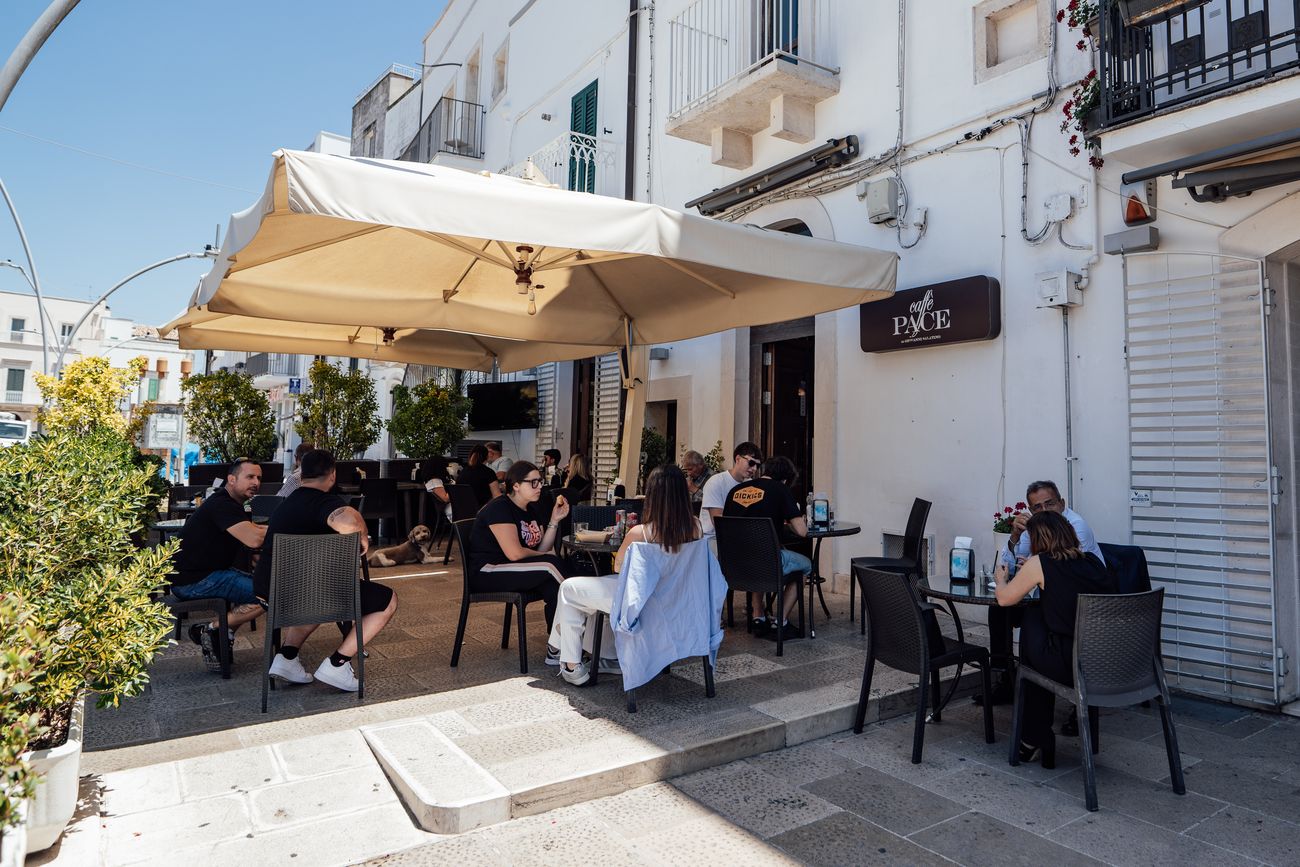 Tavolini esterni in Piazza Garibaldi