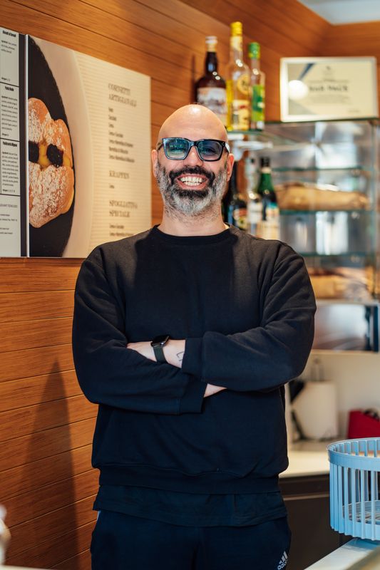 Membro dello staff del Caffè Pace
