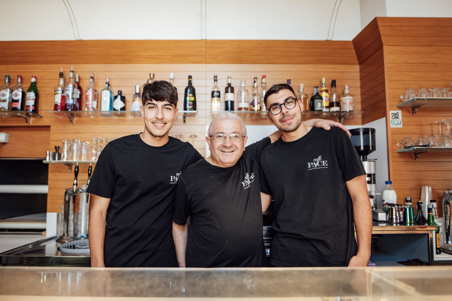 Il team del Caffè Pace dietro il bancone